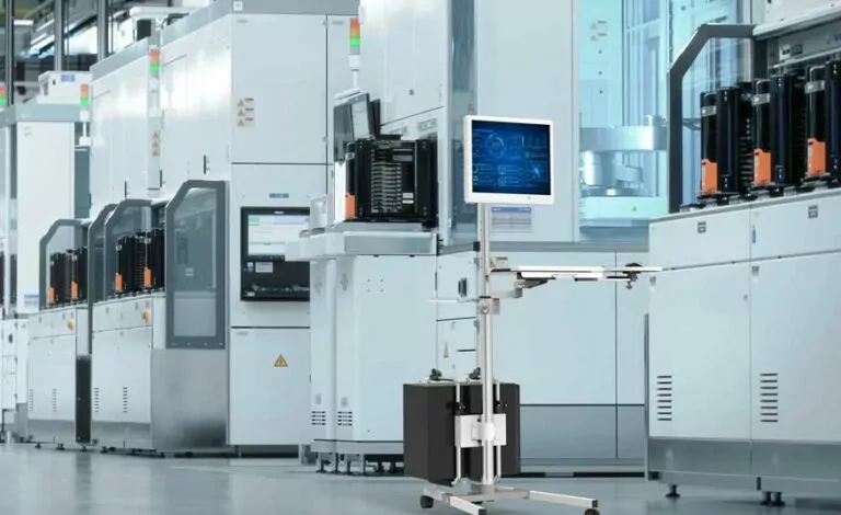 Industrial computer cart in a chip manufacturing facility to provide mobility solutions
